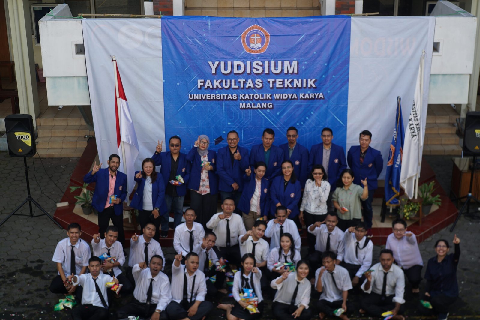 Grads Dihujani Berkah! Prosesi Adat Warnai Yudisium Fakultas Teknik UKWK 2025